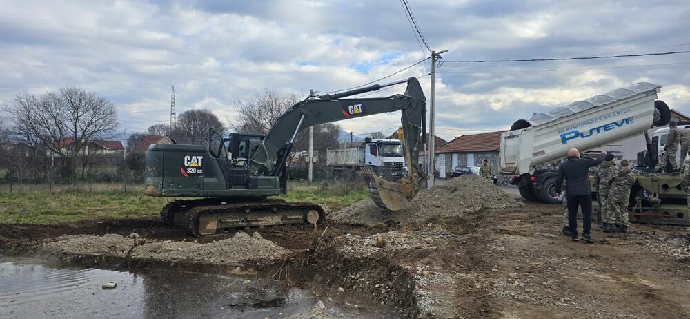 <p>Sa mještanima dogovoreno da se napravi privremeni most preko rijeke Mareze</p>