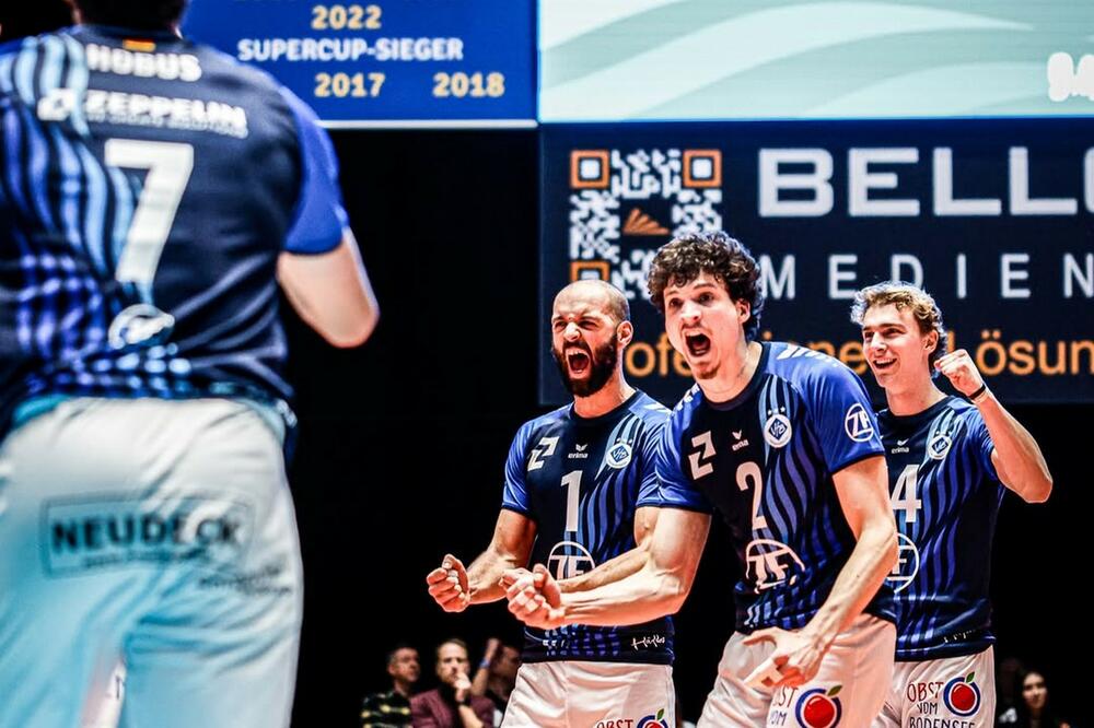 Ćaćić proslavlja sa saigračima, Foto: Instagram/vfb_volleyball