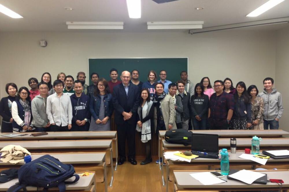 Časlav Pejović sa studentima postdiplomcima na Kjušju Univerzitetu, Foto: Privatna arhiva