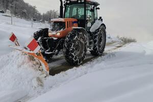 Mehanizacija Komunalnog preduzeća "Lim" čisti snijeg u širem...