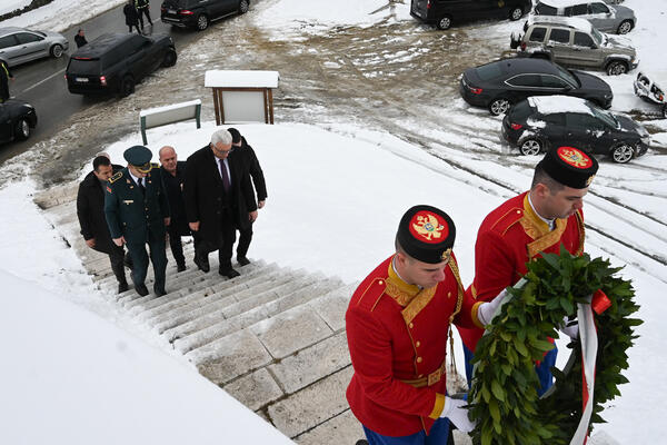 Mandić, Mojkovac Muharebesi kahramanları anıtına çelenk bıraktı.
