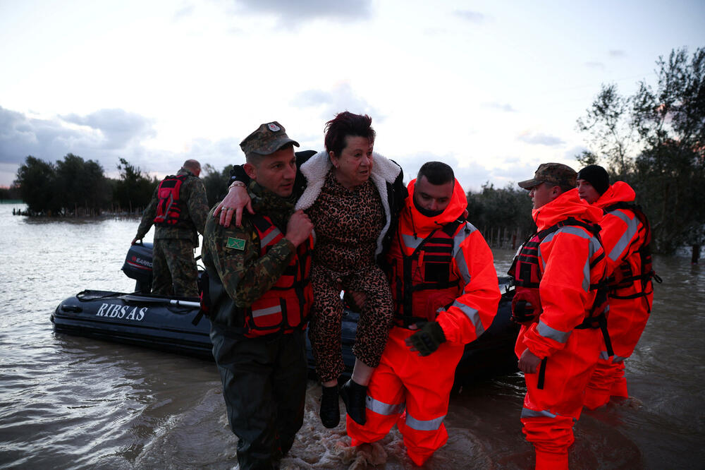 Pripadnici vojske i civilne zaštite učestvuju u evakuacijama, nakon što su obilne kiše izazvale poplave u Albaniji, Foto: Reuters