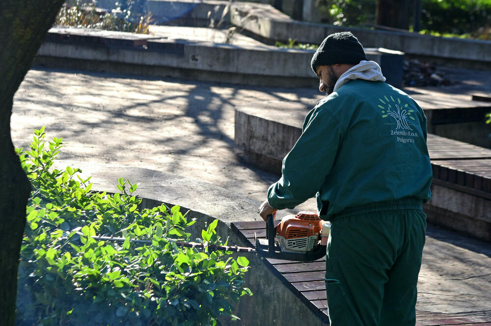 <p>Bude nekad neprijatnih građana dok radimo na terenu, ali ne obraćamo pažnju, kaže Ema Vesković</p>  <p>Velike vrućine ljeti nam baš otežavaju posao, posebno tokom avgusta, priča Ajvazi</p>  <p>Uslovi u kojima radimo često su otežani, s obzirom na to da su svi radovi pod otvorenim nebom, uz, nažalost, i vandalizam, koji dodatno komplikuje svakodnevne aktivnosti, naglašava direktor gradskog preduzeća Nemanja Gajović</p>