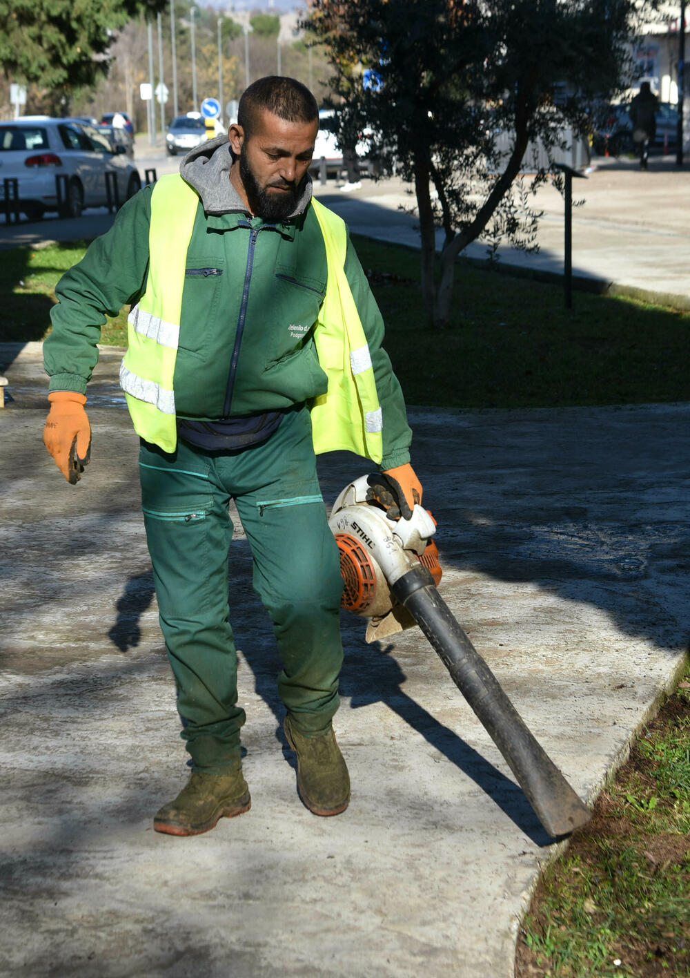 <p>Bude nekad neprijatnih građana dok radimo na terenu, ali ne obraćamo pažnju, kaže Ema Vesković</p>  <p>Velike vrućine ljeti nam baš otežavaju posao, posebno tokom avgusta, priča Ajvazi</p>  <p>Uslovi u kojima radimo često su otežani, s obzirom na to da su svi radovi pod otvorenim nebom, uz, nažalost, i vandalizam, koji dodatno komplikuje svakodnevne aktivnosti, naglašava direktor gradskog preduzeća Nemanja Gajović</p>