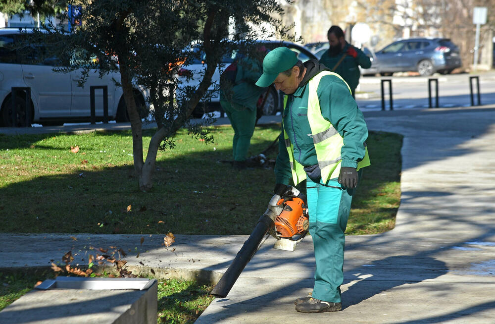 <p>Bude nekad neprijatnih građana dok radimo na terenu, ali ne obraćamo pažnju, kaže Ema Vesković</p>  <p>Velike vrućine ljeti nam baš otežavaju posao, posebno tokom avgusta, priča Ajvazi</p>  <p>Uslovi u kojima radimo često su otežani, s obzirom na to da su svi radovi pod otvorenim nebom, uz, nažalost, i vandalizam, koji dodatno komplikuje svakodnevne aktivnosti, naglašava direktor gradskog preduzeća Nemanja Gajović</p>