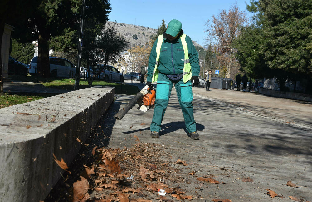 <p>Bude nekad neprijatnih građana dok radimo na terenu, ali ne obraćamo pažnju, kaže Ema Vesković</p>  <p>Velike vrućine ljeti nam baš otežavaju posao, posebno tokom avgusta, priča Ajvazi</p>  <p>Uslovi u kojima radimo često su otežani, s obzirom na to da su svi radovi pod otvorenim nebom, uz, nažalost, i vandalizam, koji dodatno komplikuje svakodnevne aktivnosti, naglašava direktor gradskog preduzeća Nemanja Gajović</p>