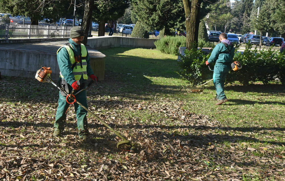 <p>Bude nekad neprijatnih građana dok radimo na terenu, ali ne obraćamo pažnju, kaže Ema Vesković</p>  <p>Velike vrućine ljeti nam baš otežavaju posao, posebno tokom avgusta, priča Ajvazi</p>  <p>Uslovi u kojima radimo često su otežani, s obzirom na to da su svi radovi pod otvorenim nebom, uz, nažalost, i vandalizam, koji dodatno komplikuje svakodnevne aktivnosti, naglašava direktor gradskog preduzeća Nemanja Gajović</p>