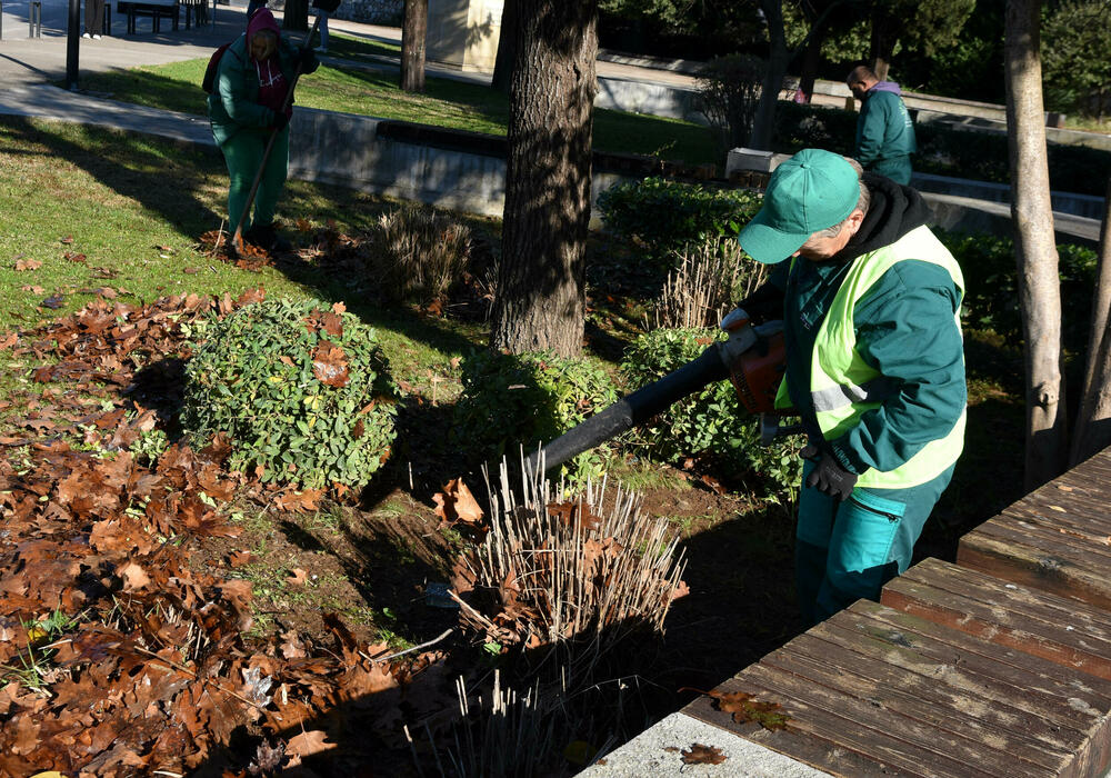 <p>Bude nekad neprijatnih građana dok radimo na terenu, ali ne obraćamo pažnju, kaže Ema Vesković</p>  <p>Velike vrućine ljeti nam baš otežavaju posao, posebno tokom avgusta, priča Ajvazi</p>  <p>Uslovi u kojima radimo često su otežani, s obzirom na to da su svi radovi pod otvorenim nebom, uz, nažalost, i vandalizam, koji dodatno komplikuje svakodnevne aktivnosti, naglašava direktor gradskog preduzeća Nemanja Gajović</p>