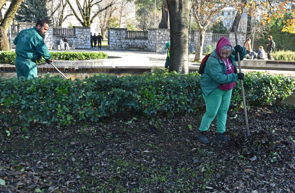 <p>Bude nekad neprijatnih građana dok radimo na terenu, ali ne obraćamo pažnju, kaže Ema Vesković</p>  <p>Velike vrućine ljeti nam baš otežavaju posao, posebno tokom avgusta, priča Ajvazi</p>  <p>Uslovi u kojima radimo često su otežani, s obzirom na to da su svi radovi pod otvorenim nebom, uz, nažalost, i vandalizam, koji dodatno komplikuje svakodnevne aktivnosti, naglašava direktor gradskog preduzeća Nemanja Gajović</p>