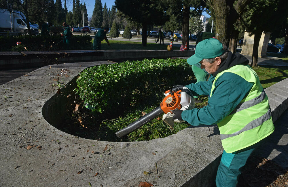 <p>Bude nekad neprijatnih građana dok radimo na terenu, ali ne obraćamo pažnju, kaže Ema Vesković</p>  <p>Velike vrućine ljeti nam baš otežavaju posao, posebno tokom avgusta, priča Ajvazi</p>  <p>Uslovi u kojima radimo često su otežani, s obzirom na to da su svi radovi pod otvorenim nebom, uz, nažalost, i vandalizam, koji dodatno komplikuje svakodnevne aktivnosti, naglašava direktor gradskog preduzeća Nemanja Gajović</p>