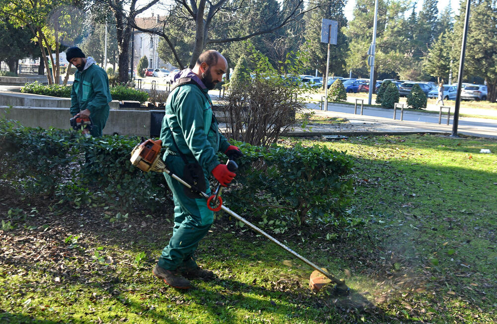 <p>Bude nekad neprijatnih građana dok radimo na terenu, ali ne obraćamo pažnju, kaže Ema Vesković</p>  <p>Velike vrućine ljeti nam baš otežavaju posao, posebno tokom avgusta, priča Ajvazi</p>  <p>Uslovi u kojima radimo često su otežani, s obzirom na to da su svi radovi pod otvorenim nebom, uz, nažalost, i vandalizam, koji dodatno komplikuje svakodnevne aktivnosti, naglašava direktor gradskog preduzeća Nemanja Gajović</p>