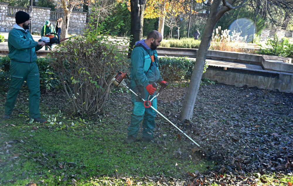 <p>Bude nekad neprijatnih građana dok radimo na terenu, ali ne obraćamo pažnju, kaže Ema Vesković</p>  <p>Velike vrućine ljeti nam baš otežavaju posao, posebno tokom avgusta, priča Ajvazi</p>  <p>Uslovi u kojima radimo često su otežani, s obzirom na to da su svi radovi pod otvorenim nebom, uz, nažalost, i vandalizam, koji dodatno komplikuje svakodnevne aktivnosti, naglašava direktor gradskog preduzeća Nemanja Gajović</p>