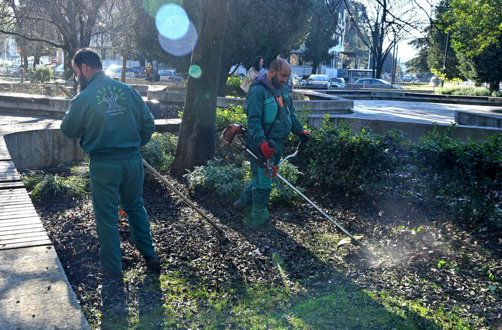 <p>Bude nekad neprijatnih građana dok radimo na terenu, ali ne obraćamo pažnju, kaže Ema Vesković</p>  <p>Velike vrućine ljeti nam baš otežavaju posao, posebno tokom avgusta, priča Ajvazi</p>  <p>Uslovi u kojima radimo često su otežani, s obzirom na to da su svi radovi pod otvorenim nebom, uz, nažalost, i vandalizam, koji dodatno komplikuje svakodnevne aktivnosti, naglašava direktor gradskog preduzeća Nemanja Gajović</p>
