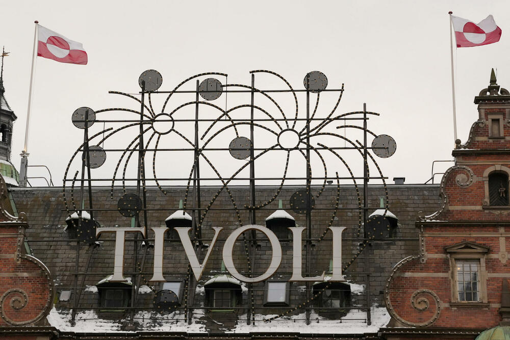 Zabavni park Tivoli u centru Kopenhagena juče je istakao grenlandsku zastavu, Foto: Rojters