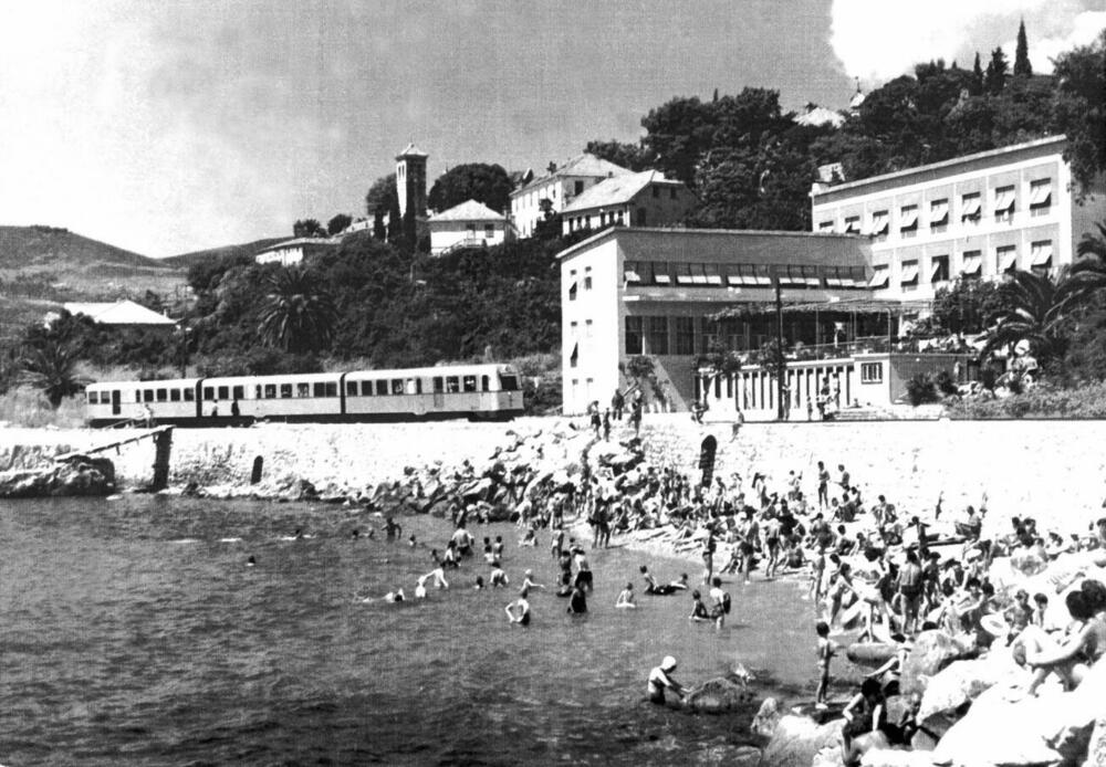 Motorni voz za Zeleniku ispod starog Hotela Plaža, 1959. godina