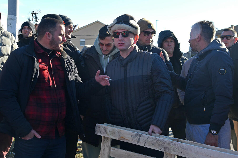 Dan odluke: Knežević s mještanima Zete tokom blokade kružnog toka na Cijevni, Foto: BORIS PEJOVIC