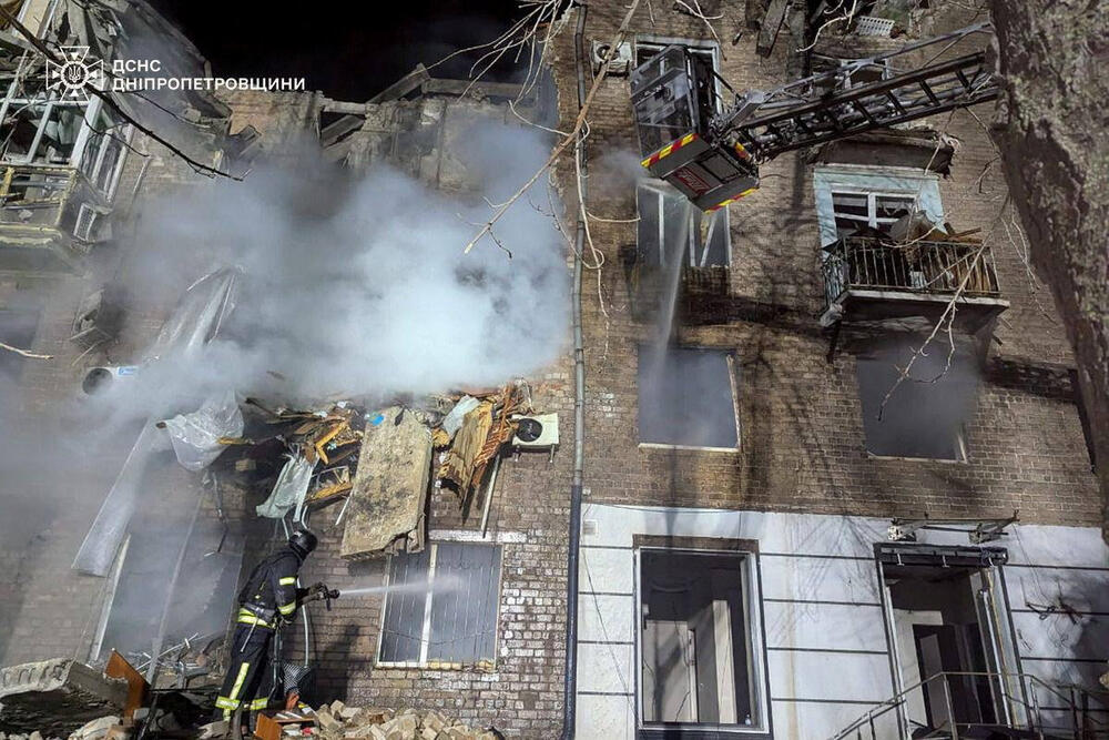 <p>Dva stambena objekta pogođena su na istočnoj obali rijeke Dnjepar, što je izazvalo veliku štetu<br /> </p>