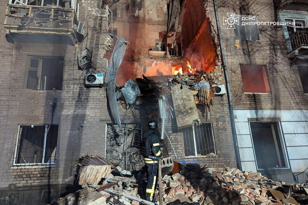 <p>Dva stambena objekta pogođena su na istočnoj obali rijeke Dnjepar, što je izazvalo veliku štetu<br /> </p>