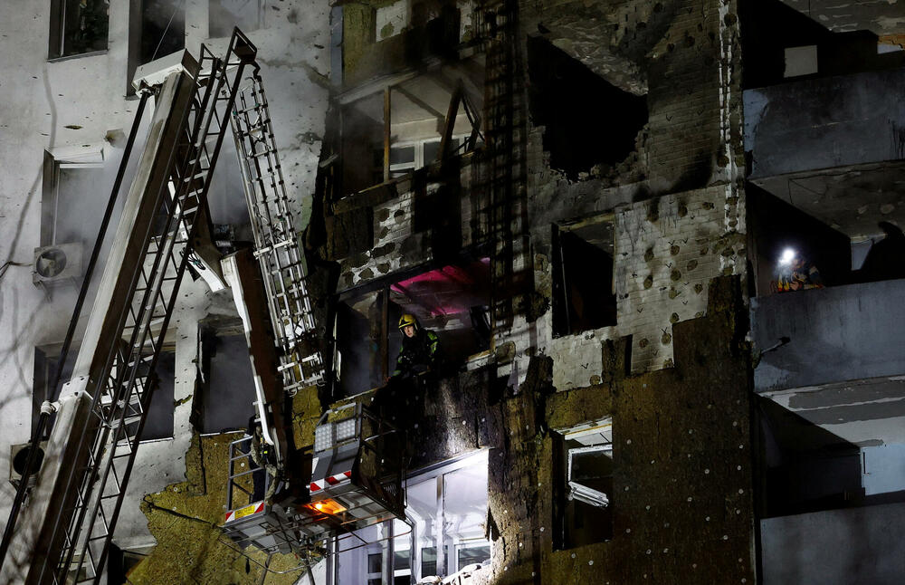 <p>Dva stambena objekta pogođena su na istočnoj obali rijeke Dnjepar, što je izazvalo veliku štetu<br /> </p>