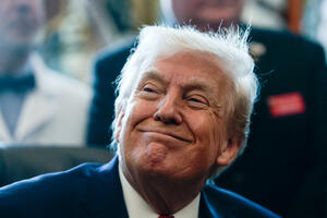 Rojters: Tramp razmatra opciju plaćanja stanovnicima Grenlanda da...