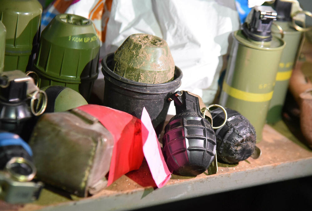 <p>Babović poručuje da bi država mogla da da bolju institucionalnu podršku i na druge načine stimuliše mlade za prihvatanje poziva kojim se ona bavi... Ističe da međunarodni partneri koji se bave zaštitom od eksplozivnih sredstava pozitivno gledaju na veću zastupljenost žena u tom zanimanju...</p>