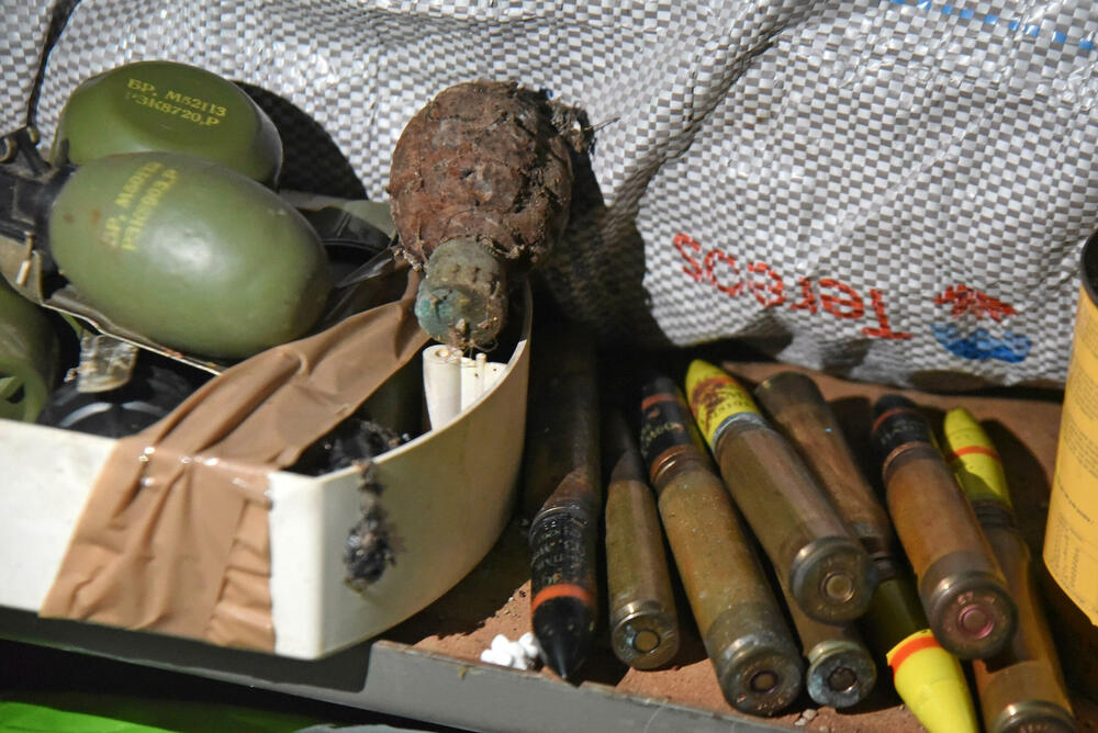 <p>Babović poručuje da bi država mogla da da bolju institucionalnu podršku i na druge načine stimuliše mlade za prihvatanje poziva kojim se ona bavi... Ističe da međunarodni partneri koji se bave zaštitom od eksplozivnih sredstava pozitivno gledaju na veću zastupljenost žena u tom zanimanju...</p>