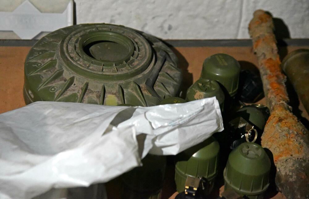 <p>Babović poručuje da bi država mogla da da bolju institucionalnu podršku i na druge načine stimuliše mlade za prihvatanje poziva kojim se ona bavi... Ističe da međunarodni partneri koji se bave zaštitom od eksplozivnih sredstava pozitivno gledaju na veću zastupljenost žena u tom zanimanju...</p>