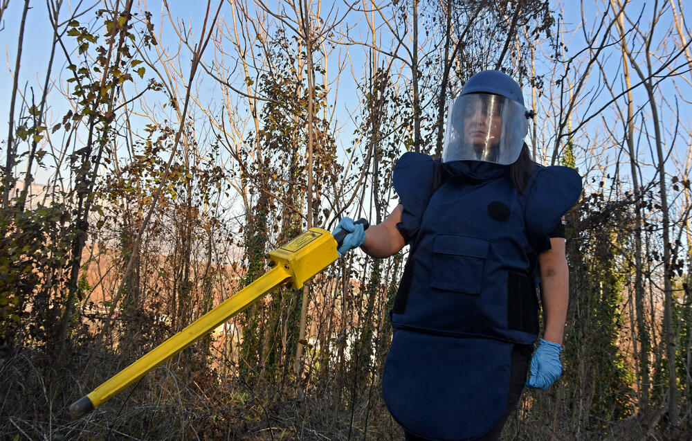 <p>Babović poručuje da bi država mogla da da bolju institucionalnu podršku i na druge načine stimuliše mlade za prihvatanje poziva kojim se ona bavi... Ističe da međunarodni partneri koji se bave zaštitom od eksplozivnih sredstava pozitivno gledaju na veću zastupljenost žena u tom zanimanju...</p>