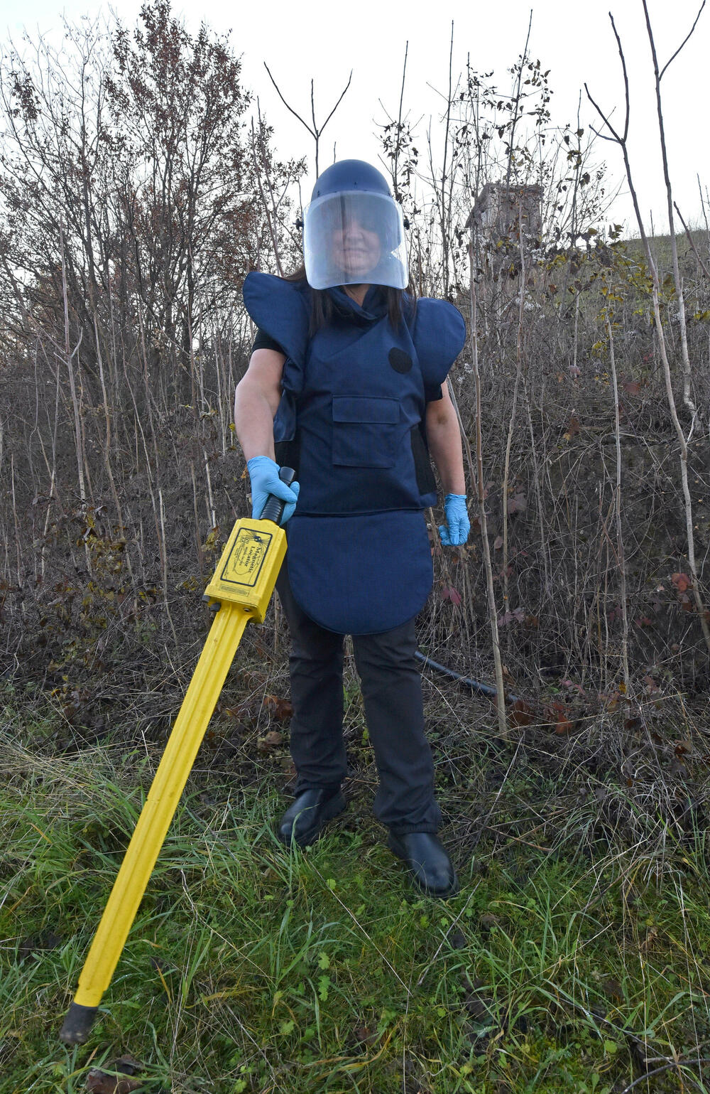 <p>Babović poručuje da bi država mogla da da bolju institucionalnu podršku i na druge načine stimuliše mlade za prihvatanje poziva kojim se ona bavi... Ističe da međunarodni partneri koji se bave zaštitom od eksplozivnih sredstava pozitivno gledaju na veću zastupljenost žena u tom zanimanju...</p>