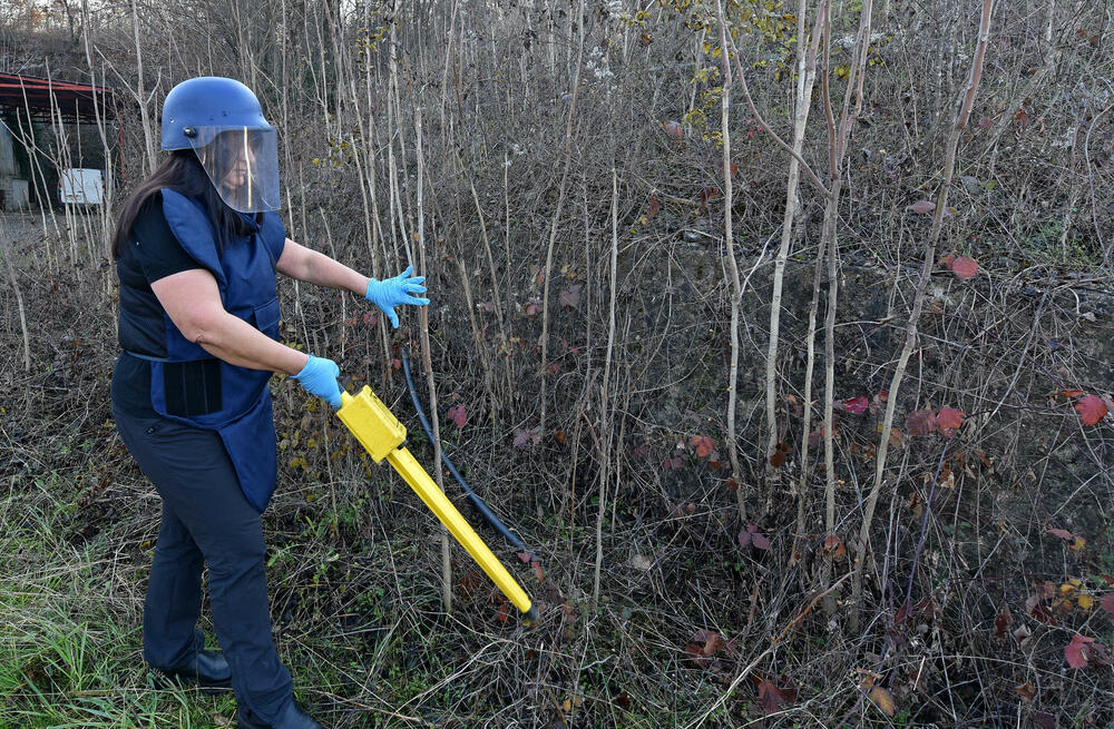 <p>Babović poručuje da bi država mogla da da bolju institucionalnu podršku i na druge načine stimuliše mlade za prihvatanje poziva kojim se ona bavi... Ističe da međunarodni partneri koji se bave zaštitom od eksplozivnih sredstava pozitivno gledaju na veću zastupljenost žena u tom zanimanju...</p>