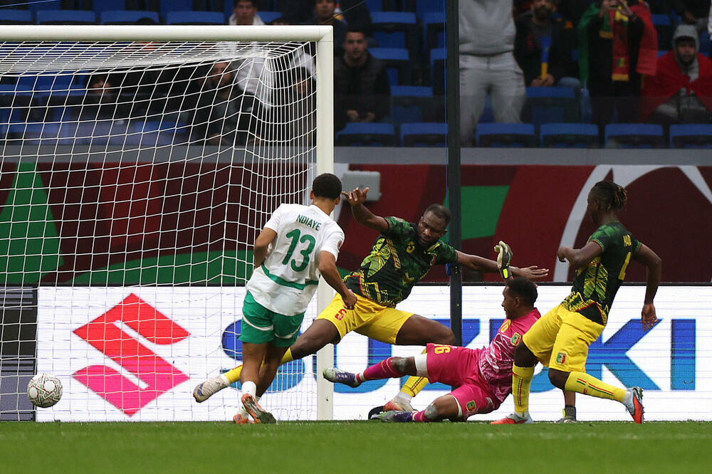 Ndiaj je prihvatio poklon golmana Malija, Foto: REUTERS