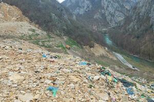 Otpad opet pravi klizište na Dobrakovu?