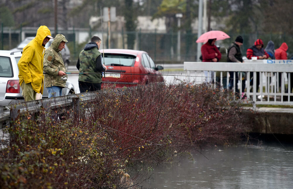 Desetine 'ribolovaca' i juče na kanalima Mareze