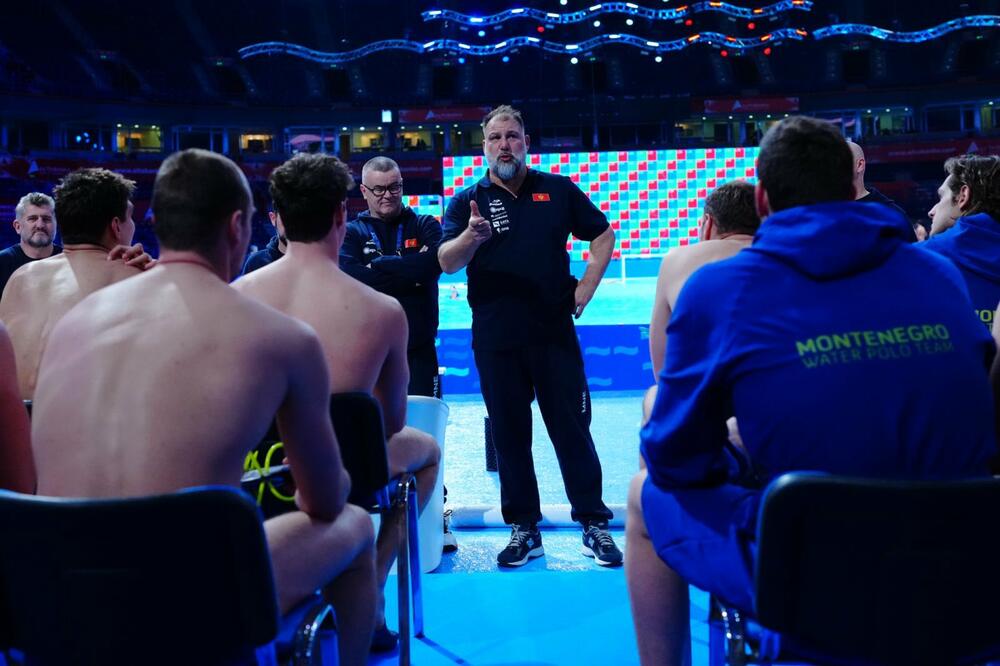 Dejan Savić, njegov stručni štab i "ajkule" pred trening u Beogradskoj areni, Foto: VPSCG
