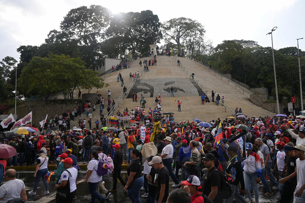 Pristalice vlade na maršu u Karakasu sa kojeg su pozvali na oslobađanje Nikolasa Madura, Foto: Rojters