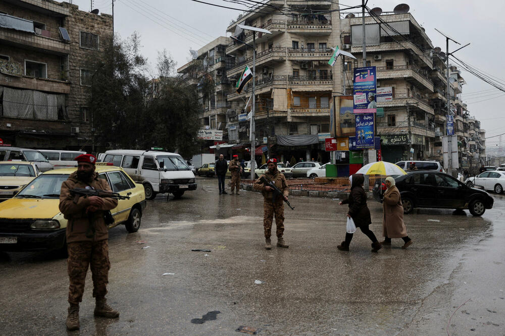 Pripadnici snaga bezbjednosti u naselju Ašrafija, nakon što su borci Sirijskih demokratskih snaga (SDF), koje predvode Kurdi, napustili Alepo, Foto: Reuters
