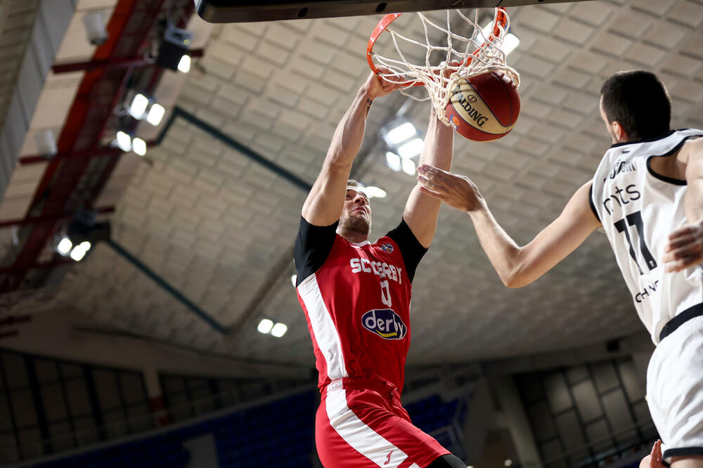 Zoran Vučeljić zakucava koš Partizana, Foto: KK SC Derbi/Filip Filipović