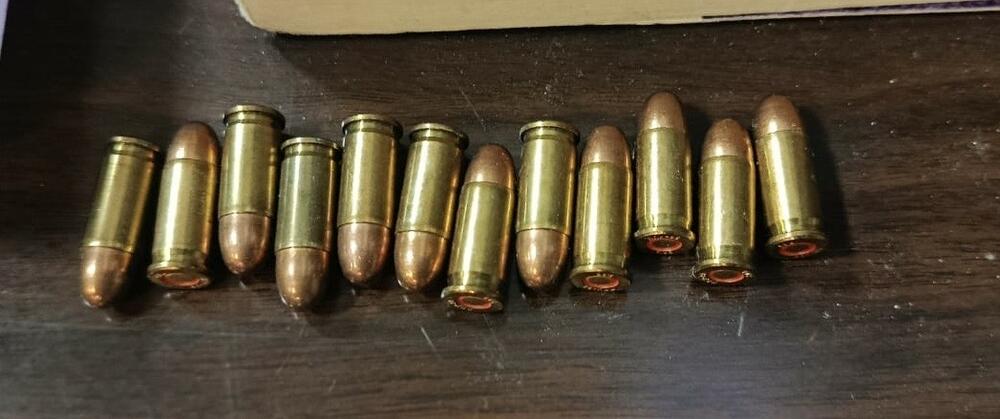 <p>Oduzeta četiri vozila, pištolj, municija, skoro 4.000 eura...</p>