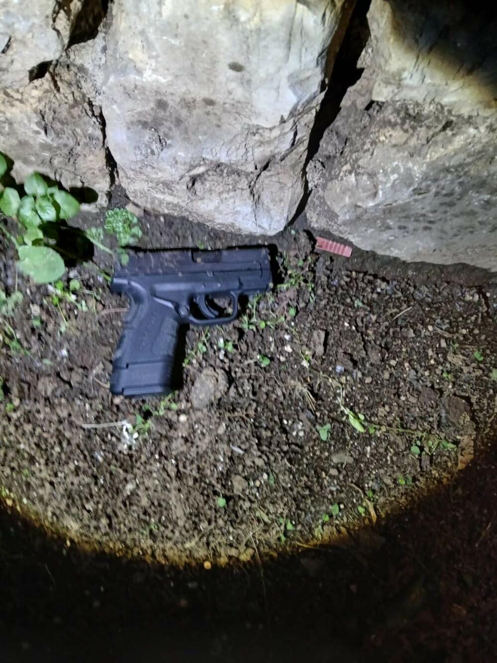 <p>Oduzeta četiri vozila, pištolj, municija, skoro 4.000 eura...</p>