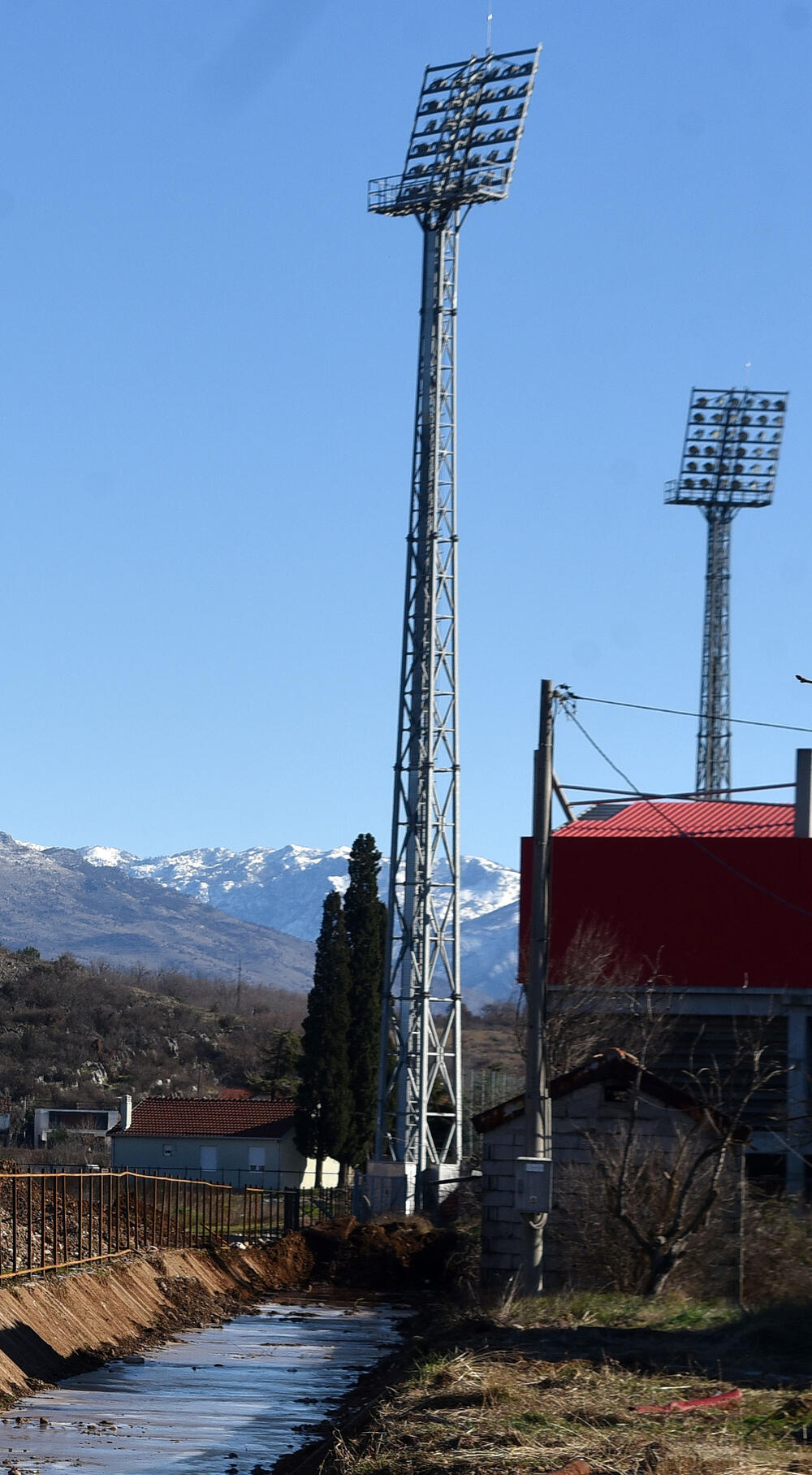 <p>"Uređenje se sprovodi na osnovu ranije pripremljenog plana, timski i odgovorno. Dio prostora uz kanal biće šetalište i imaće i estetsku ulogu", kazao je zamjenik gradonačelnika Podgorice</p>