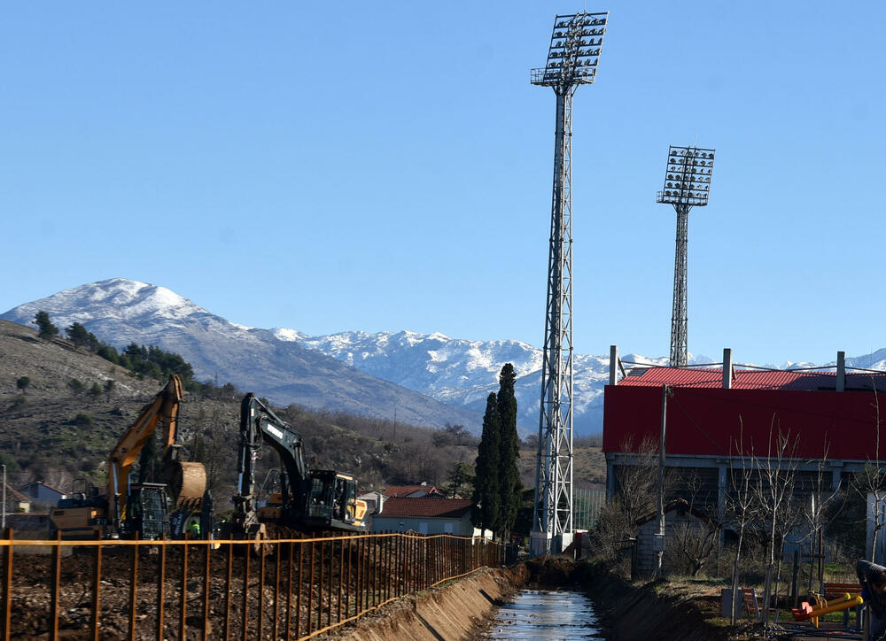<p>"Uređenje se sprovodi na osnovu ranije pripremljenog plana, timski i odgovorno. Dio prostora uz kanal biće šetalište i imaće i estetsku ulogu", kazao je zamjenik gradonačelnika Podgorice</p>