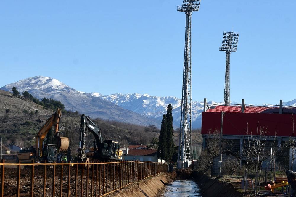 Reflektor u kanalu, Foto: Boris Pejović