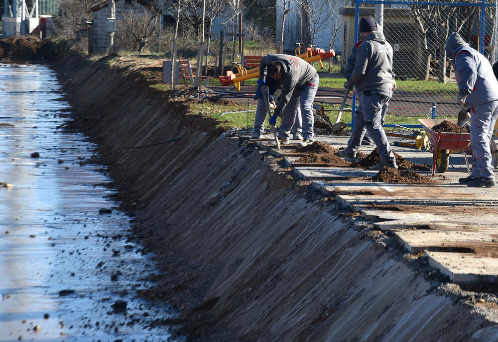 <p>"Uređenje se sprovodi na osnovu ranije pripremljenog plana, timski i odgovorno. Dio prostora uz kanal biće šetalište i imaće i estetsku ulogu", kazao je zamjenik gradonačelnika Podgorice</p>
