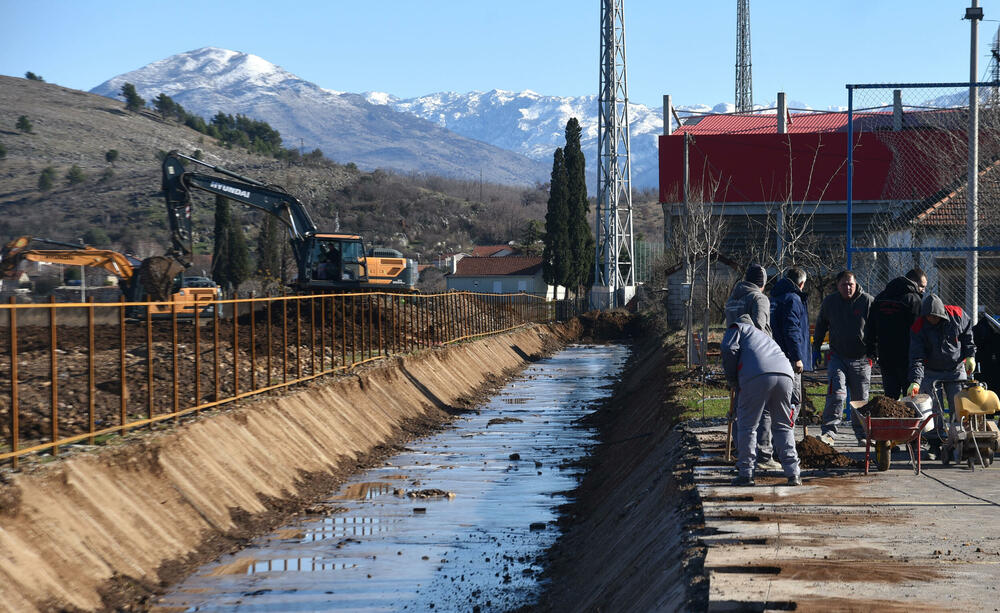 <p>"Uređenje se sprovodi na osnovu ranije pripremljenog plana, timski i odgovorno. Dio prostora uz kanal biće šetalište i imaće i estetsku ulogu", kazao je zamjenik gradonačelnika Podgorice</p>