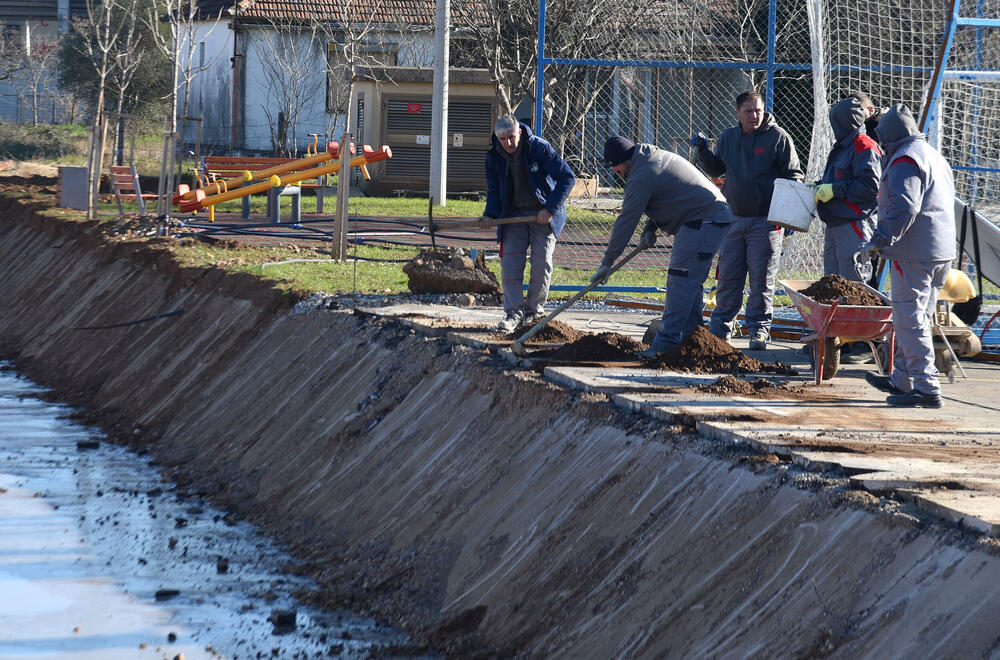 <p>"Uređenje se sprovodi na osnovu ranije pripremljenog plana, timski i odgovorno. Dio prostora uz kanal biće šetalište i imaće i estetsku ulogu", kazao je zamjenik gradonačelnika Podgorice</p>