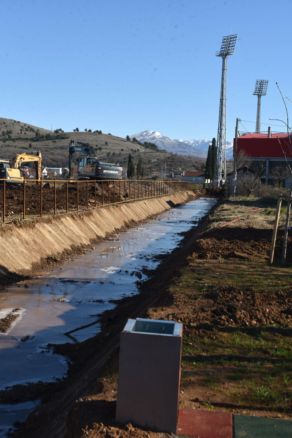 <p>"Uređenje se sprovodi na osnovu ranije pripremljenog plana, timski i odgovorno. Dio prostora uz kanal biće šetalište i imaće i estetsku ulogu", kazao je zamjenik gradonačelnika Podgorice</p>
