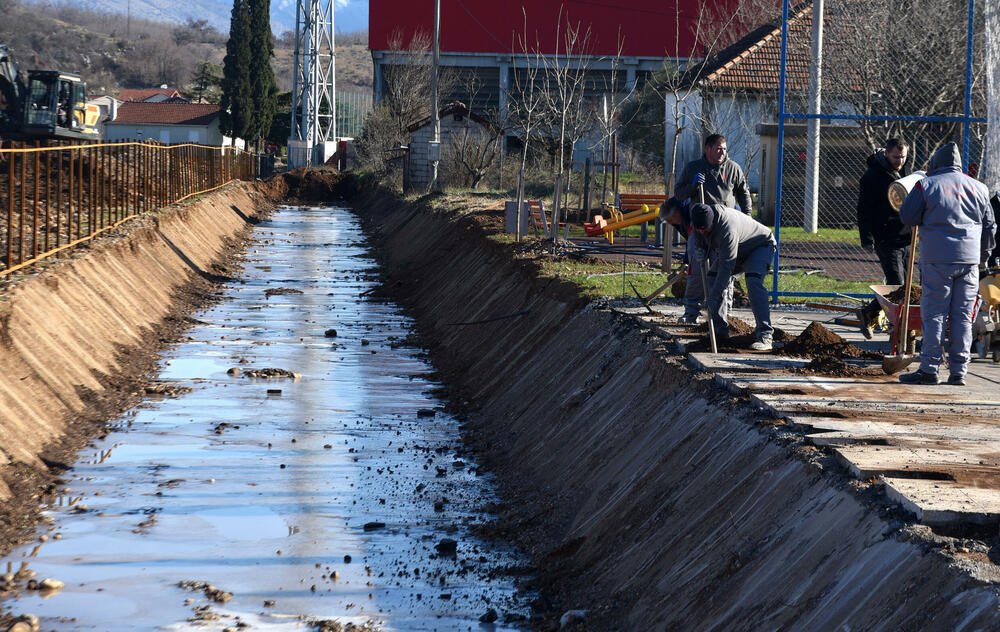 <p>"Uređenje se sprovodi na osnovu ranije pripremljenog plana, timski i odgovorno. Dio prostora uz kanal biće šetalište i imaće i estetsku ulogu", kazao je zamjenik gradonačelnika Podgorice</p>