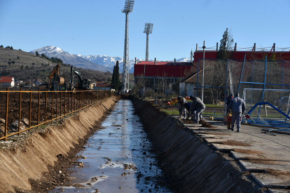 <p>"Uređenje se sprovodi na osnovu ranije pripremljenog plana, timski i odgovorno. Dio prostora uz kanal biće šetalište i imaće i estetsku ulogu", kazao je zamjenik gradonačelnika Podgorice</p>