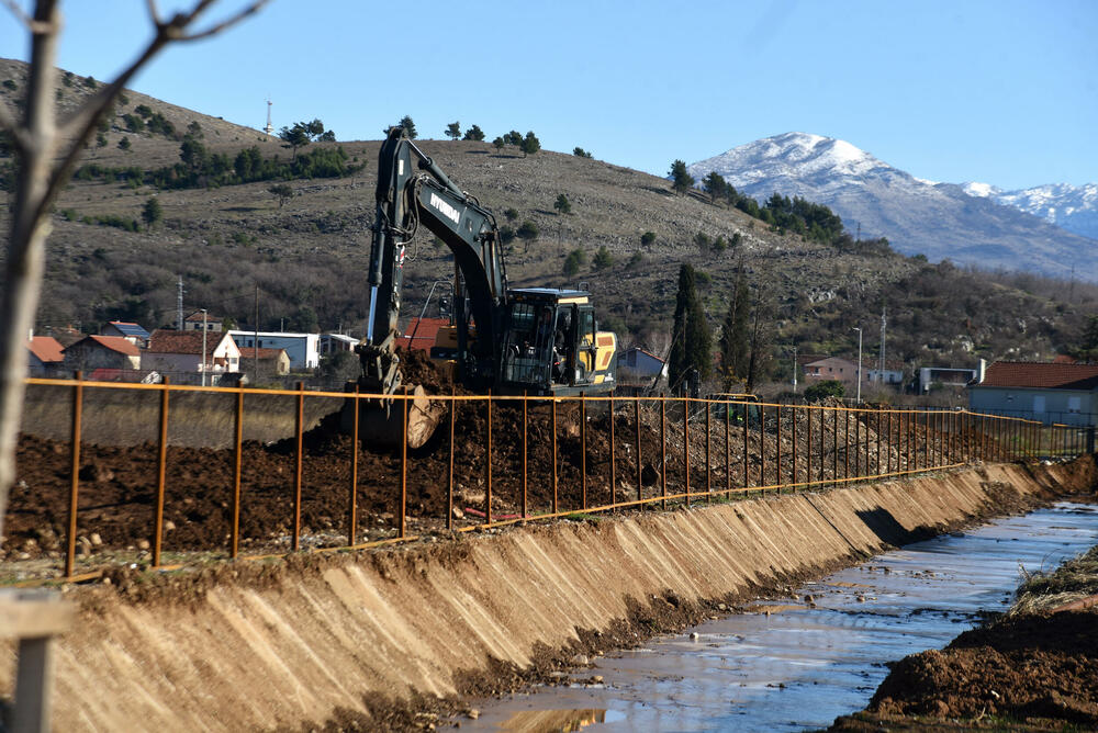 <p>"Uređenje se sprovodi na osnovu ranije pripremljenog plana, timski i odgovorno. Dio prostora uz kanal biće šetalište i imaće i estetsku ulogu", kazao je zamjenik gradonačelnika Podgorice</p>