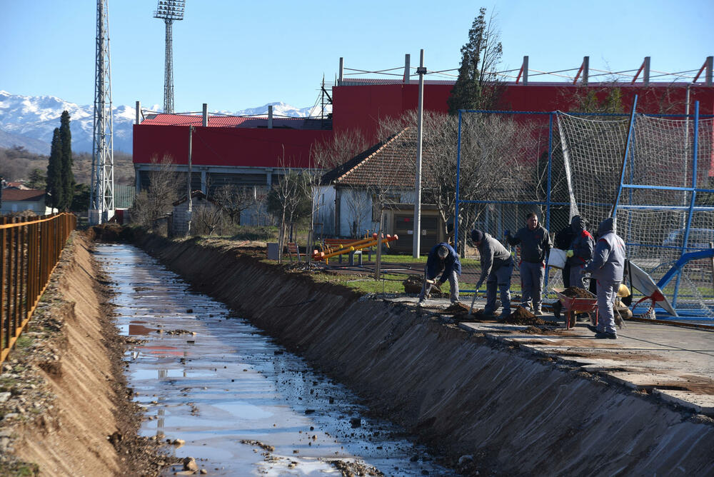 <p>"Uređenje se sprovodi na osnovu ranije pripremljenog plana, timski i odgovorno. Dio prostora uz kanal biće šetalište i imaće i estetsku ulogu", kazao je zamjenik gradonačelnika Podgorice</p>